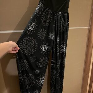 Chic Floral Women's really Wide Leg parachute pants in Black and Gray